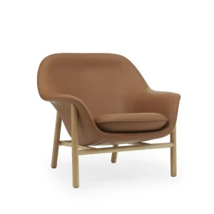 Normann Copenhagen Drape Lounge Chair Low Oak H: 85 cm – Ultra Leather Brandy Must-Have