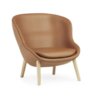 Normann Copenhagen Hyg Low Lounge Chair SH: 40 cm – Brandy Leder/Eiche Begrenztes Angebot