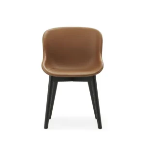 Normann Copenhagen Hyg Esszimmerstuhl, vollständig gepolstert, SH: 46 cm – Brandy-Leder/Schwarze Eiche Markenware