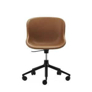 Normann Copenhagen Hyg Drehstuhl mit Höhenverstellung, vollständig gepolstert, SH: 46 cm – Brandy-Leder/schwarzes Aluminium Must-Have