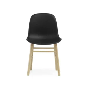 Direktkauf Normann Copenhagen Form Stuhl SH: 44 cm – Schwarzes Leder/Eiche