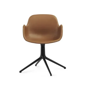 Direktkauf Normann Copenhagen Form Drehstuhl mit Armlehnen SH: 44 cm – Brandy-Leder/Schwarzes Aluminium